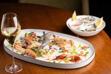 Grilované jehněčí kotletky s pistáciovo-mátovou krustou, baby brokolice a omáčka s kapary