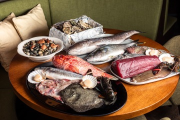 Grilované jehněčí kotletky s pistáciovo-mátovou krustou, baby brokolice a omáčka s kapary