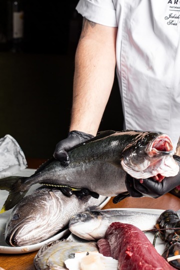 Grilované jehněčí kotletky s pistáciovo-mátovou krustou, baby brokolice a omáčka s kapary