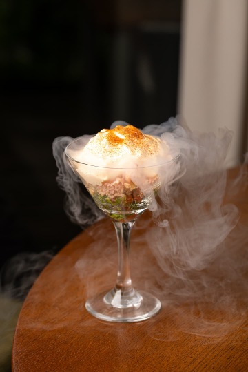 Grilované jehněčí kotletky s pistáciovo-mátovou krustou, baby brokolice a omáčka s kapary