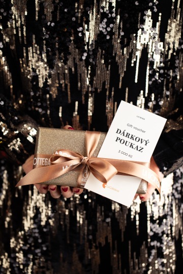 Grilované jehněčí kotletky s pistáciovo-mátovou krustou, baby brokolice a omáčka s kapary