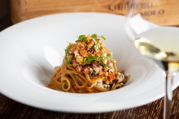 Grilované jehněčí kotletky s pistáciovo-mátovou krustou, baby brokolice a omáčka s kapary