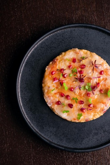 risotto podávané s carpacciem z krevet