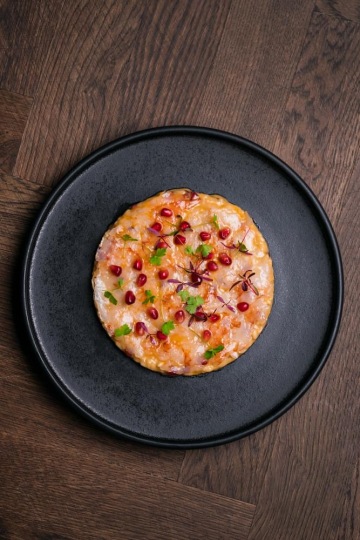 risotto podávané s carpacciem z krevet