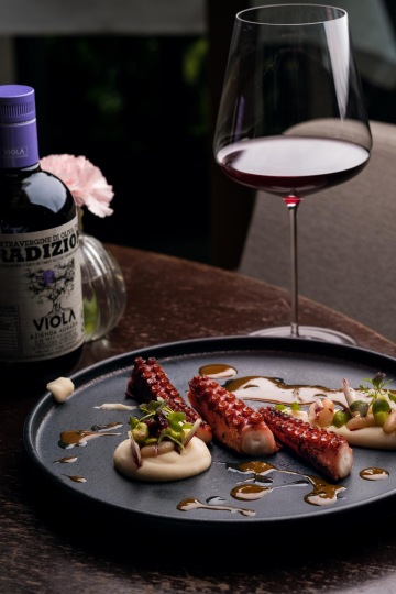 grilovanou chobotnici s fazolemi Cannellini, čekankou Treviso a pomerančovou omáčkou