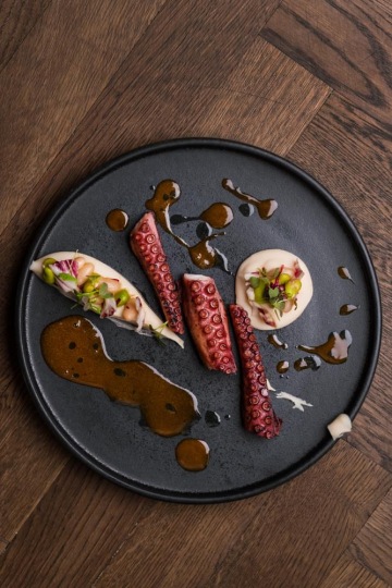 grilovanou chobotnici s fazolemi Cannellini, čekankou Treviso a pomerančovou omáčkou