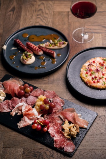 risotto podávané s carpacciem z krevet