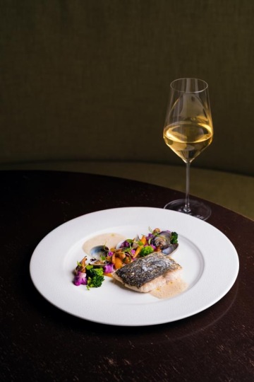 grilovanou smuhu královskou se sezónní zeleninou, liškami a srdcovkami