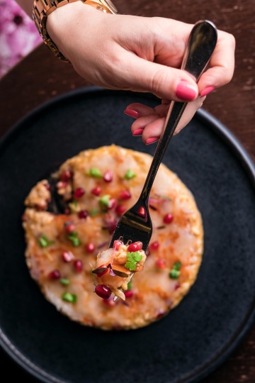 risotto podávané s carpacciem z krevet