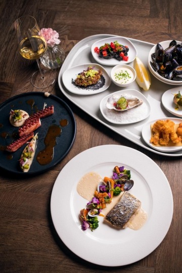 grilovanou smuhu královskou se sezónní zeleninou, liškami a srdcovkami